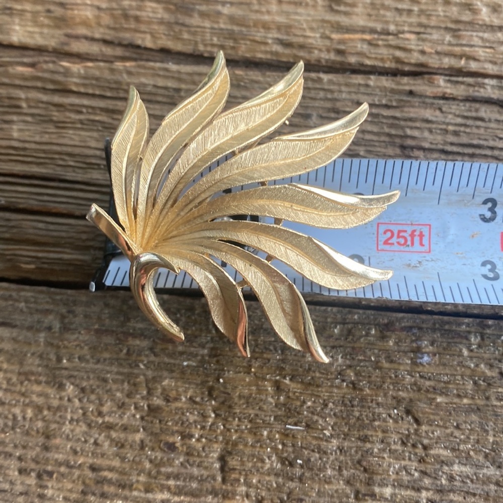 Vintage Crown Trifari Textured Leaves Brushed Satin Gold Tone Sculptural Brooch - Picture 4 of 6